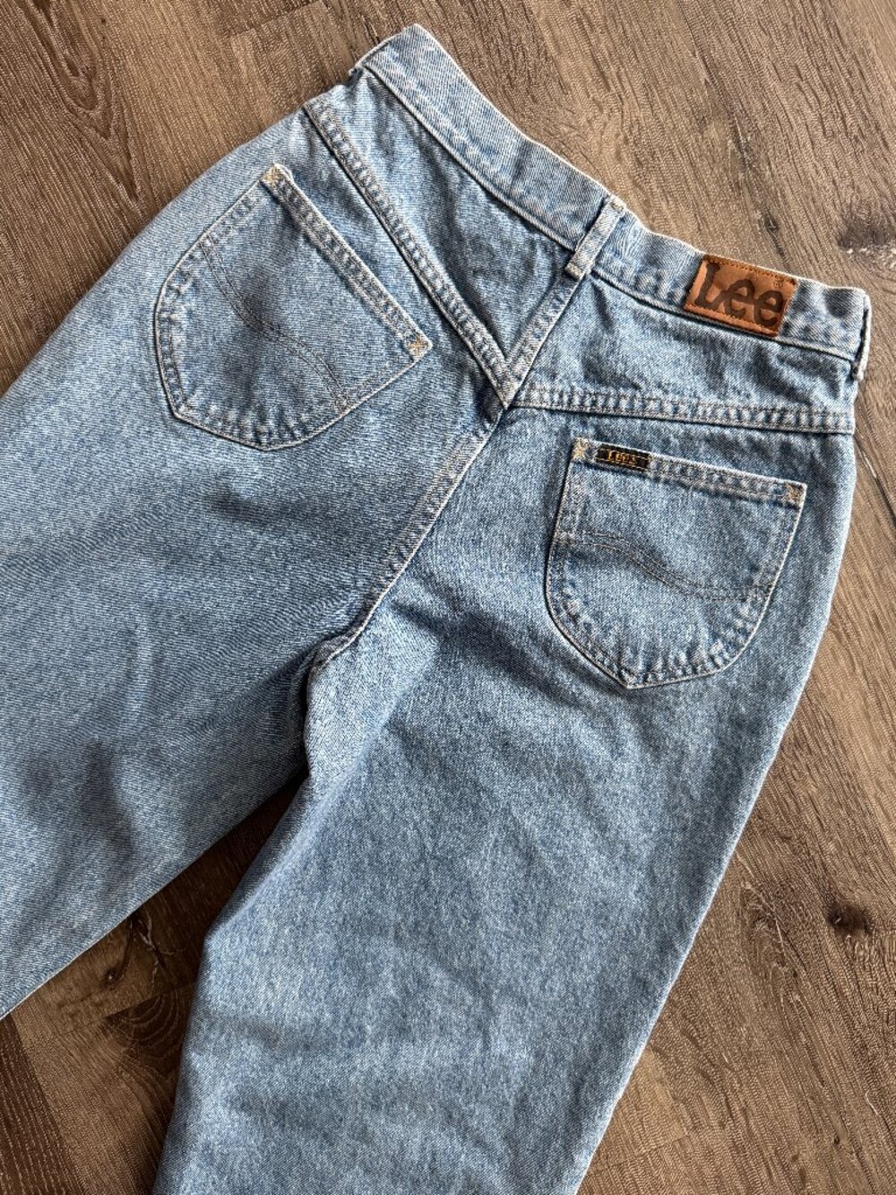 Vtg 80s or 90s light wash Lee baggy high waisted mom jeans / 28